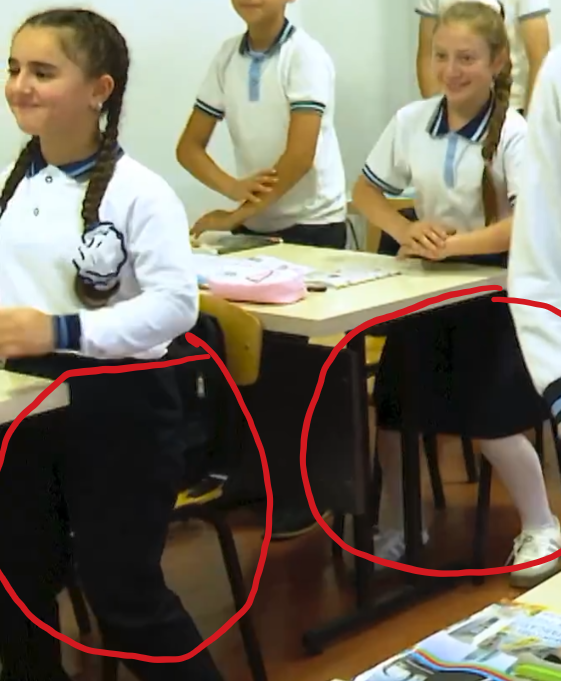 redmanerLAST's tweet photo. Tüm adi propagandayı "Tek tip kıyafet" üzerine kuruyorlar...

Ancak bunun için özel hazırladıkları videoda bile bir kız pantolon diğeri etek giyiyor.

Pantolon bu "vahid" düzeni bozmaz. Kapşonlu hoodie bozmaz (videoda o da var).

Sadece başörtüsü bozar (!)

Adi herifler... https://t.co/C4zpfo9Y8D