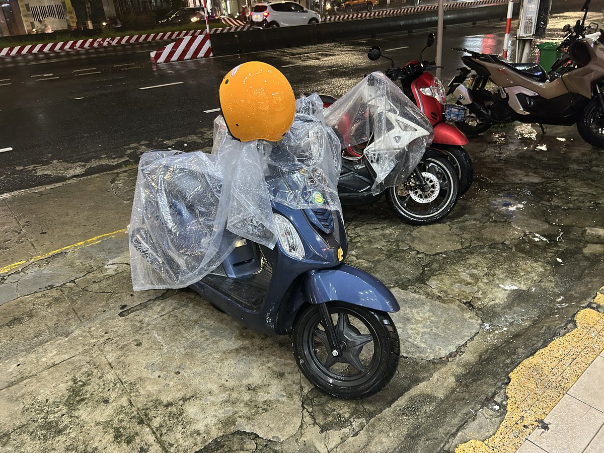 robj3d3's tweet photo. I just got robbed in Vietnam 🇻🇳

It happened while my phone was getting fixed.

When I came out of the shop, I noticed someone had stolen my motorbike helmet.

The repair guy could see I was confused, asked what happened, and when I told him, he offered me his own helmet.

I didn't take it.

Instead I walked over to some ladies nearby to ask if they knew what happened.

They said they’d seen my helmet on the bike, but nobody saw it get taken.

So I asked them to show me on Google Maps where I could buy a new one.

Then it started raining.

Like, biblical levels of rain.

After about 400m of walking to the helmet shop, one of the ladies I'd spoken to suddenly pulled up on the side of the road next to me.

She'd put her coat on and come after me to take me to the shop herself, because if I went on my own they'd charge me the foreigner price.

She negotiated with them, I spent $20 on a new helmet and that was it.

When I got back to my bike with the new helmet, we talked for a bit and she told me she's opening a bakery!

Her name is Vy, she showed me around the bakery, and said next time I come back to Vietnam I should visit her (which I will!)

None of that would have happened if my helmet hadn't been stolen.

6 months in Vietnam and this is the worst thing that's happened to me.

One person did something bad, and it got completely outweighed by how kind and generous everyone else was.

If you ever get the chance to live in Vietnam, take it ❤️🇻🇳