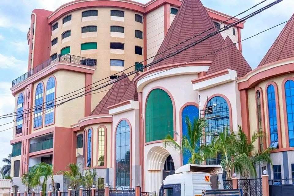 Numbersuganda's tweet photo. PASTOR KAKANDE'S CHURCH IMPRESSES WITH MASSIVE FACILITIES!

The church reportedly accommodates 30,000 worshippers and features 100 hotel rooms, a shopping mall, and a restaurant.

A massive religious establishment combining worship, hospitality, and business!

📢 NUMBERS UGANDA https://t.co/JHXCBhGvoB