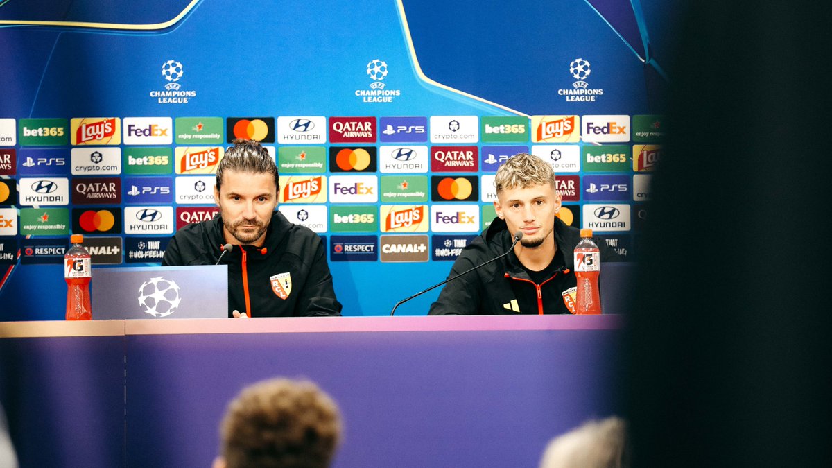 RCLens's tweet photo. « 𝐶'𝑒𝑠𝑡 𝑢𝑛 𝑔𝑟𝑜𝑠 𝑎𝑑𝑣𝑒𝑟𝑠𝑎𝑖𝑟𝑒 » 🎙️

À la veille de #RCLSPC en @ChampionsLeague, le coach Yannick Cahuzac et @MichaelCUISANCE se sont présentés devant les journalistes depuis la salle de presse de Bollaert-Delelis. 

🔗 https://t.co/RmqTv8bG8W https://t.co/cblF8NLMlj