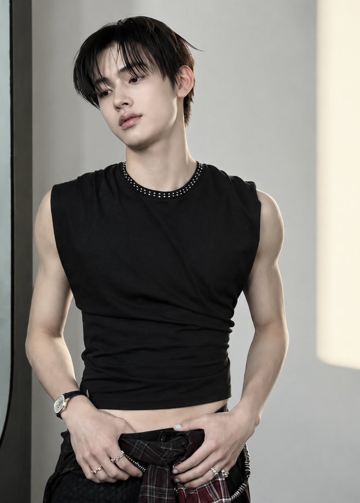 coertisify's tweet photo. SEONGHYEON IN BLACK HITS DIFFERENT https://t.co/oY8svqcd3f