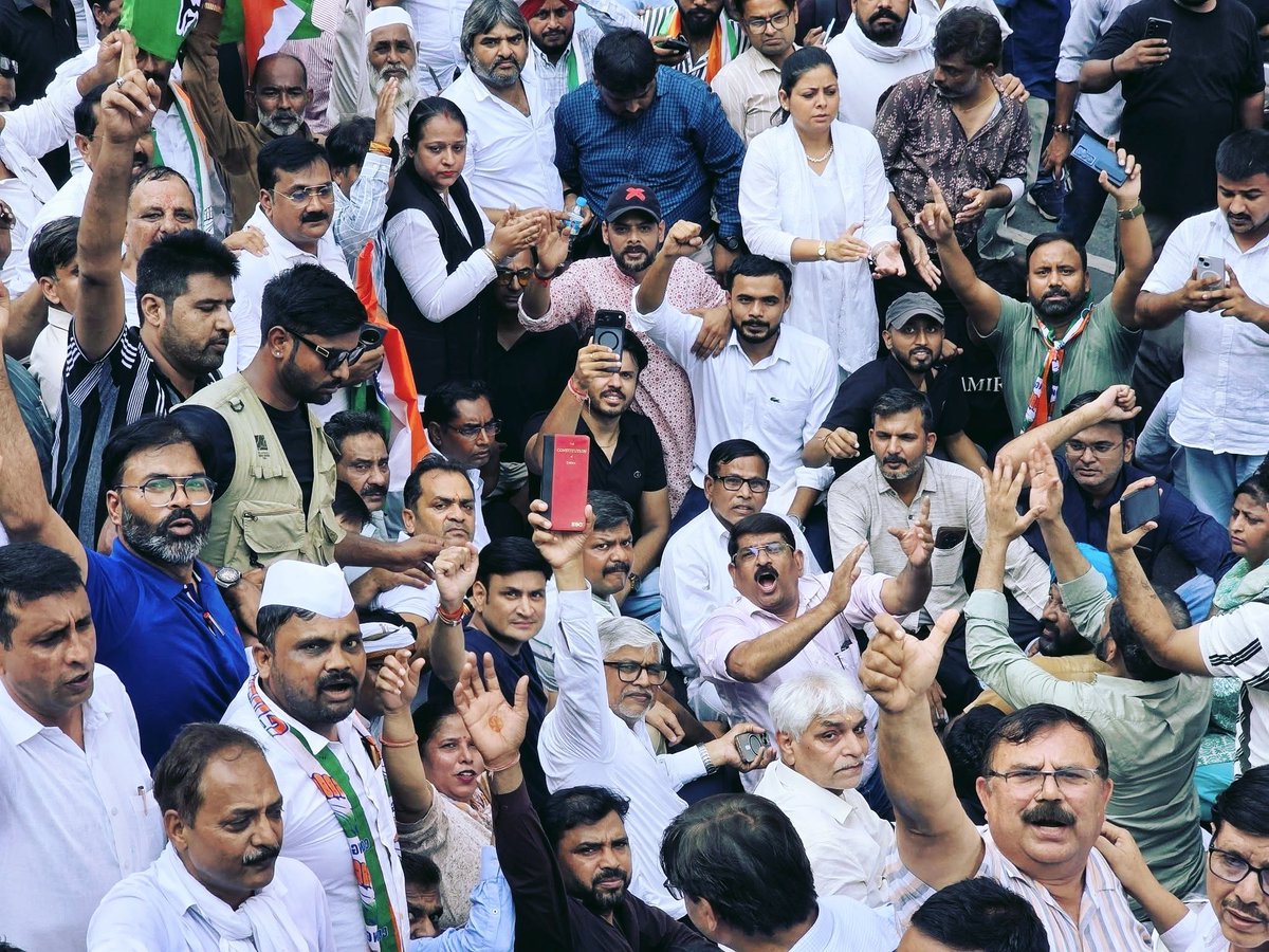Sanjeevaryamla's tweet photo. आप सभी का दिल से आभार,

आज इतनी भारी संख्या में दिल्ली पहुँचकर आपने साबित कर दिया कि लोकतंत्र और संविधान की रक्षा के लिए यह लड़ाई जनता ने अपने हाथों में ले ली है।

याद रखना, यह लड़ाई अभी शुरू हुई है, खत्म नहीं! 

न हम झुकेंगे, न डरेंगे, न रुकेंगे। जब तक लोकतंत्र और संविधान की रक्षा की लड़ाई अपने मुकाम तक नहीं पहुँचती, हमारा संघर्ष जारी रहेगा।
@INCIndia @INCUttarPradesh @RahulGandhi @priyankagandhi @aradhanam7000 @AdvRajendraPal @kcvenugopalmp @gurdeepsappal @kharge