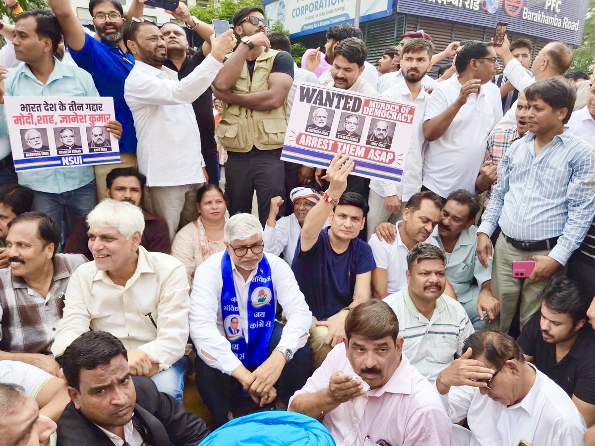 Sanjeevaryamla's tweet photo. आप सभी का दिल से आभार,

आज इतनी भारी संख्या में दिल्ली पहुँचकर आपने साबित कर दिया कि लोकतंत्र और संविधान की रक्षा के लिए यह लड़ाई जनता ने अपने हाथों में ले ली है।

याद रखना, यह लड़ाई अभी शुरू हुई है, खत्म नहीं! 

न हम झुकेंगे, न डरेंगे, न रुकेंगे। जब तक लोकतंत्र और संविधान की रक्षा की लड़ाई अपने मुकाम तक नहीं पहुँचती, हमारा संघर्ष जारी रहेगा।
@INCIndia @INCUttarPradesh @RahulGandhi @priyankagandhi @aradhanam7000 @AdvRajendraPal @kcvenugopalmp @gurdeepsappal @kharge