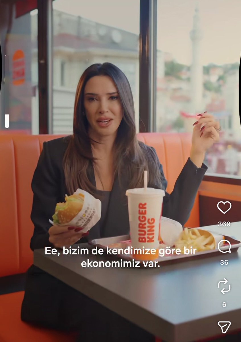 YavuzYigit's tweet photo. Arda Turan’ın eşi Burger King Reklamında oynuyor. Hem de ekonomi profesörü diyorlar reklamda. (Seçil Erzan’dan almış diplomayı herhalde)

Dünya çapında İsrail’e verdiği destekle en çok boykot edilen 2-3 firmadan biri olan Burger King’in kanlı parasına ihtiyacınız mı var? Ne kadar aldıysanız verelim de bu zillete düşmeyin!

Yeterince para verseler Rus firması Yandex’ten de reklam alır mısınız mesela? Filistinli çocukların Ukraynalı çocuklardan ne farkı var?

@ArdaTuran