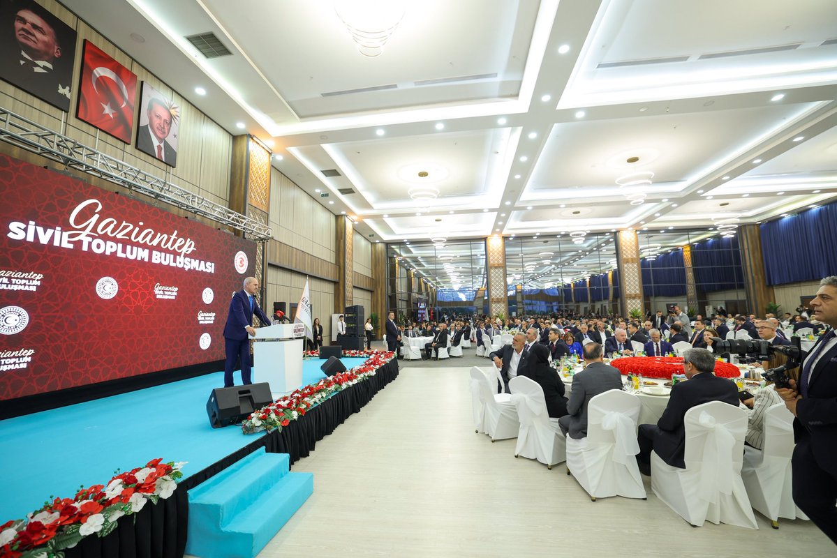 NumanKurtulmus's tweet photo. Gaziantep’te sivil toplum kuruluşlarımızın temsilcileri ve kanaat önderlerimizle bir araya geldik.

Bölgemizde güçlü bir duruş sergilemek için ekonomiden hukuka, siyasetten toplumsal dayanışmaya kadar her alanda güçlü olmalıyız.

Bu hedef doğrultusunda sivil toplum kuruluşlarımızla omuz omuza yürümeye devam edeceğiz.

Gaziantepli kardeşlerime misafirperverlikleri için teşekkür ediyor, tüm sivil toplum kuruluşlarımıza çalışmalarında başarılar diliyorum. 🇹🇷