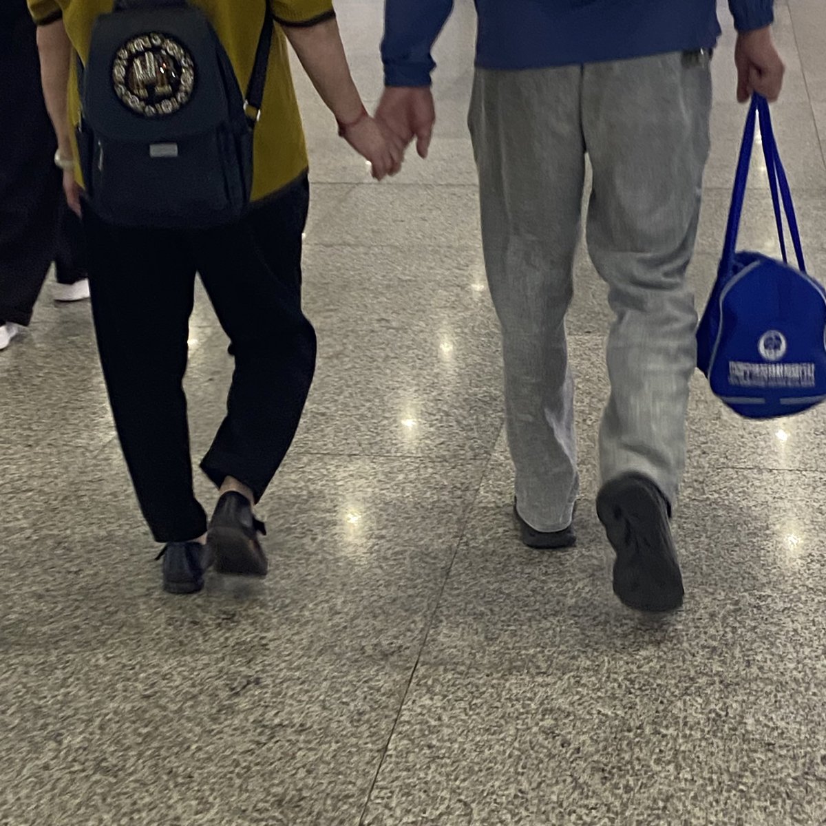 lillongago's tweet photo. 我懵逼的活着，失业的活着，逼旁边长了个火疖子的活着，狗腿走断的活着，死皮赖脸的活着………^_^ https://t.co/pjOehiKsjB