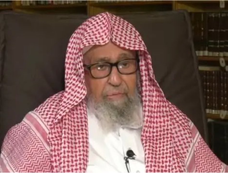 SaudiNews50's tweet photo. الكلمة الكاملة لسماحة مفتي عام المملكة بشأن الاعتداءات الحوثية وإزهاق الأرواح:

قال سماحة المفتي العام للمملكة العربية السعودية رئيس هيئة كبار العلماء والبحوث العلمية والإفتاء الشيخ الدكتور صالح بن فوزان الفوزان: "إن استهداف الميليشيا الحوثية الإرهابية للمنشآت المدنية، وإزهاق الأرواح المعصومة، ومن ذلك قاصدو المسجد الحرام والمسجد النبوي، هو من أعظم الجرائم التي توعد الله عز وجل عليها بالعذاب الأليم", قال الله تعالى: (ومن يرد فيه بإلحاد بظلم نذقه من عذاب أليم), وقال رسول الله صلى الله عليه وسلم عن المدينة المنورة: (من أراد أهلها بسوء أذابه الله كما يذوب الملح في الماء).

 وأضاف سماحته: "إنه عبر التاريخ ما سلك أحد مسلك هذه العصابة المجرمة من استهداف المقدسات، واستهداف قاصدي بيته الحرام، إلا كان مصيره الهلاك، والعاقبة الوخيمة, نسأل الله تعالى أن يقطع دابر هؤلاء المجرمين، وأن يحفظ بلادنا وبلاد المسلمين".

-
