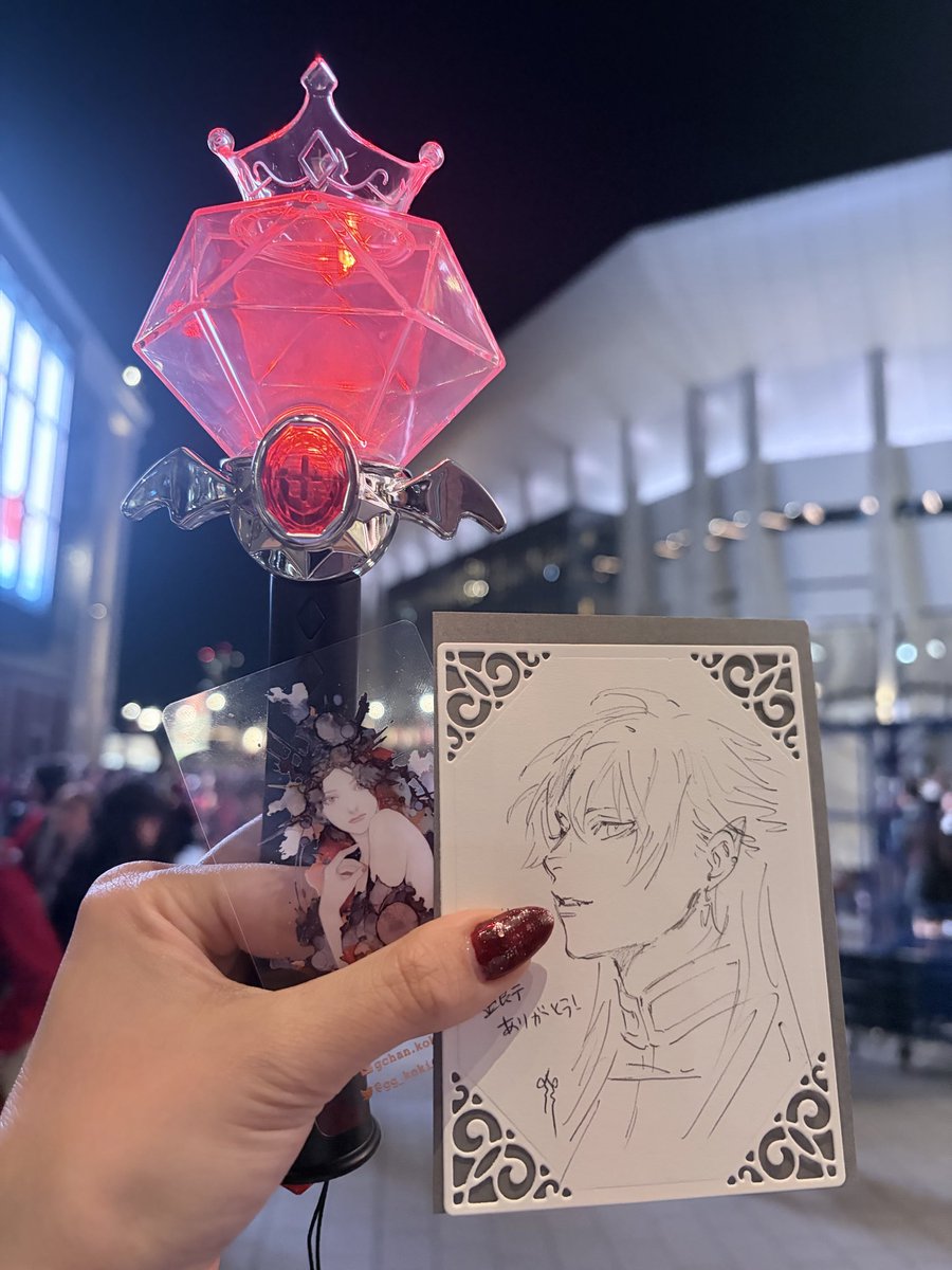 mzk_18_'s tweet photo. 銀テをお譲りしたらまさかのアルバムの絵師さんでした。
神様に会うご縁までいただき、絵までいただいてしまい、致死量の葛葉を浴び、震えてます…
本当にありがとうございました！

@Vamp_Kuzu
#葛葉ワンマンライブ https://t.co/Oo0hqaMekx