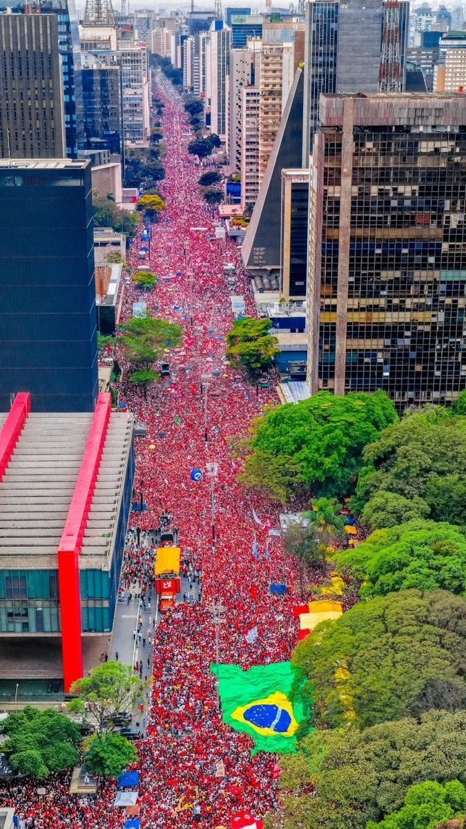 ReiDePrata's tweet photo. @Dani645Neves @iggoxr Do lado esquerdo, os verdadeiros patriotas. Do lado direito, as cadelinhas dos EUA. https://t.co/i2Jj01vRuP
