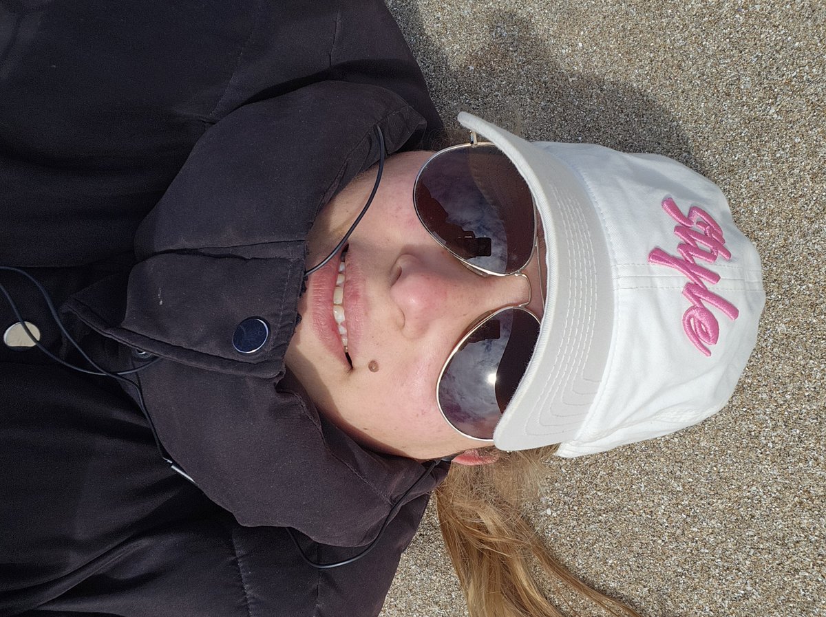 Anna240228's tweet photo. Who say you can't go to the beach with winter clothes...😂😂😂😂 nothing stop me...if you know me you know it...🤷‍♀️ https://t.co/VhEPo1eLVk