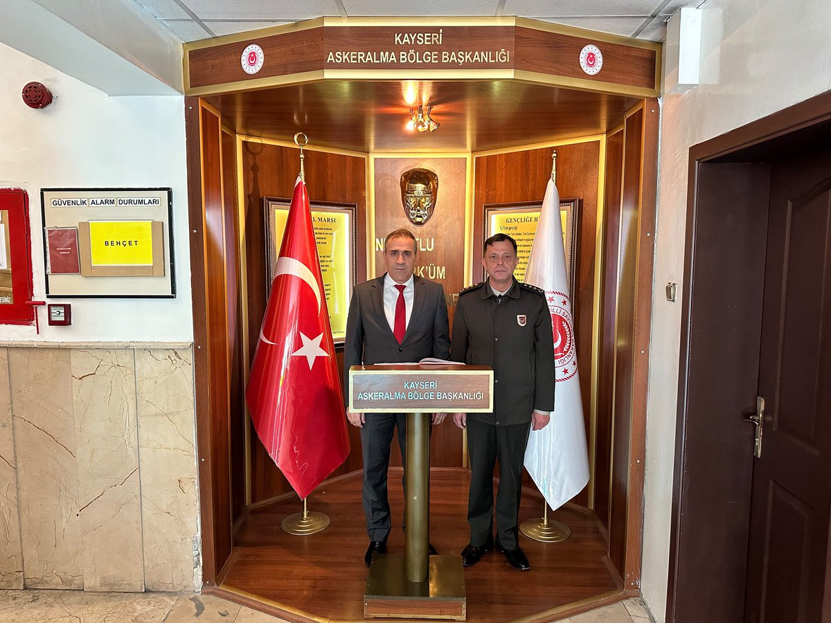 Talas_Kaymakam's tweet photo. Kaymakamımız İlyas MEMİŞ, Melikgazi Kaymakamı Sedat Sırrı ARISOY, Kocasinan Kaymakamı Erdoğan Turan ERMİŞ ve Hacılar Kaymakamı Cüneyt CANER ile birlikte Askeralma Bölge Başkanı Albay Mahmut Hüdayim ÖZNUR’a ziyarette bulundu. https://t.co/ErrquyWUPs