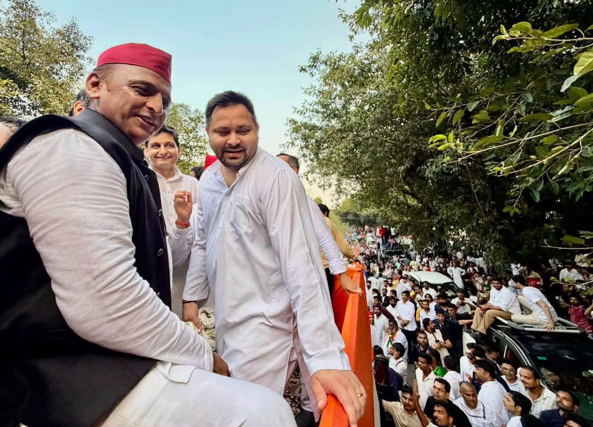 yadavtejashwi's tweet photo. हम सबों के आदर्श महान समाजवादी नेता और प्रखर चिंतक राममनोहर लोहिया जी ने कहा था कि,"सड़कें सुनसान हों तो संसद अवारा हो जाती है।"

वोट चोरी से सरकारों में बैठे आवारा और तानाशाह लोग लाठी और गोली के बल पर सड़कों को सुनसान करने पर आमादा है लेकिन आज लोहिया जी की पुण्यतिथि पर आबाद सड़कों से जनता ने तानाशाहों को क्रांतिकारी सलाम भेजा है।

लाठियों और गोलियों के आगे ना रुकेंगे ना झुकेंगे।

जय हिन्द।