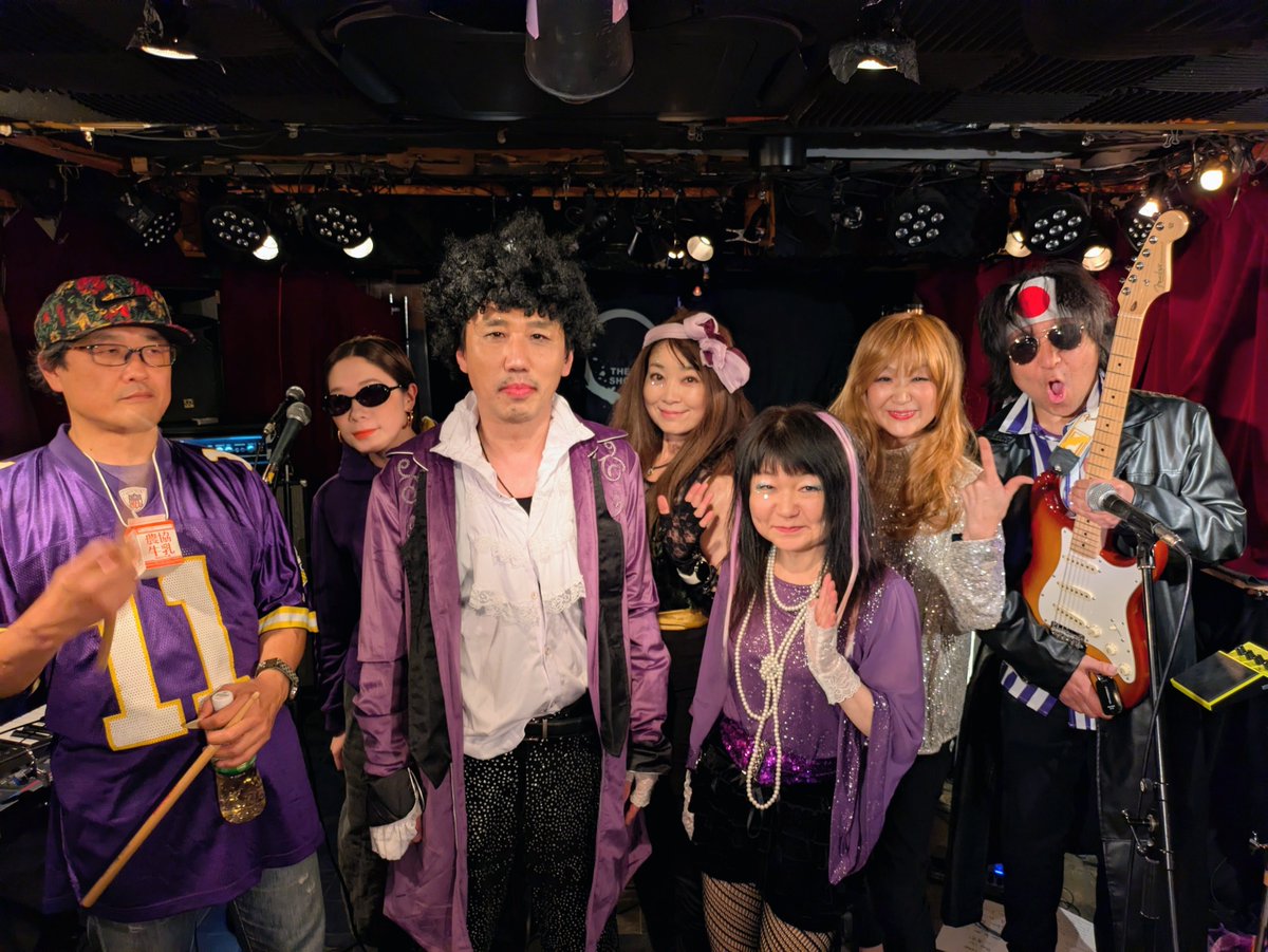 emiheartbeats16's tweet photo. 終電で、無事、郊外の我が家に帰宅しました!
今日会えたみなさま、大好きでーす!💜
帰ったら、歌子さんがお風呂用意しておいてくれました♨️
トカイナカ暮らし、すっかり慣れましたな…
#苗場プリンスはバンド名 #Prince #神田THESHOJIMARU https://t.co/2jWXhi8poo