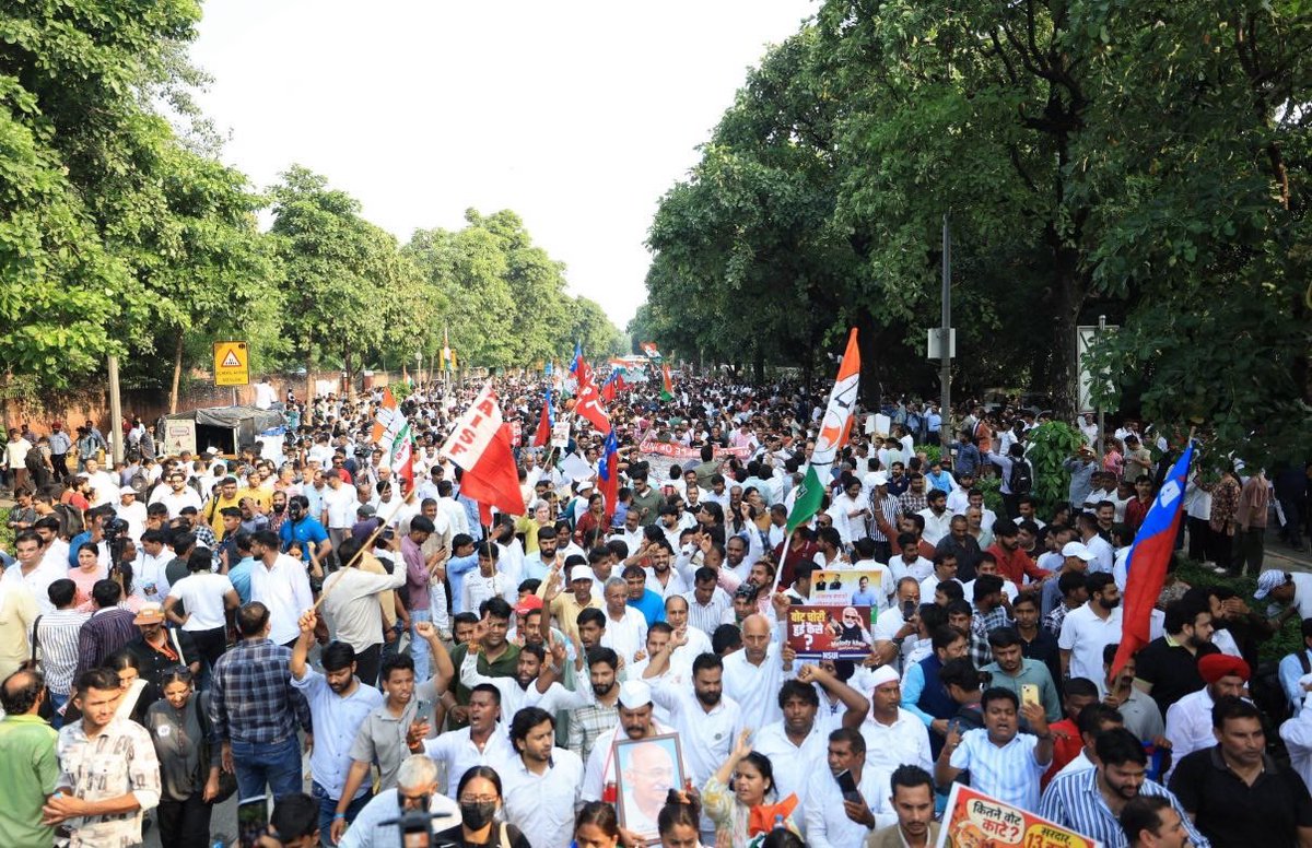 SachinPilot's tweet photo. Marching ahead with full josh and spirit! 👊

Joined by colleagues across party lines with a commitment to safeguarding our democracy.

📍Delhi https://t.co/GpwemapzJV