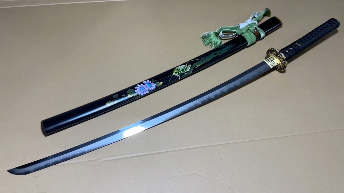 zerosky2317's tweet photo. [鞘を帯びた刀、ふとその存在が気になる。怪しい影が近づいても、動じないでいようとするけど、心の中は少し騒がしい…]， https://t.co/rtpRASigV7
