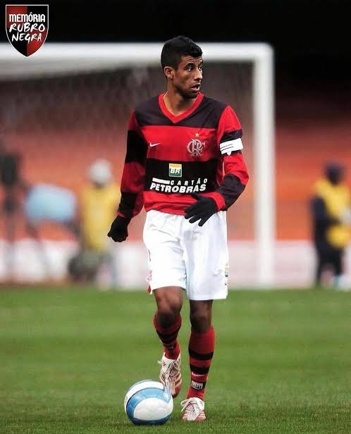 futnostalgico's tweet photo. O lateral-direito Léo Moura no Flamengo.

Nostálgico! https://t.co/joxJEGjQbo