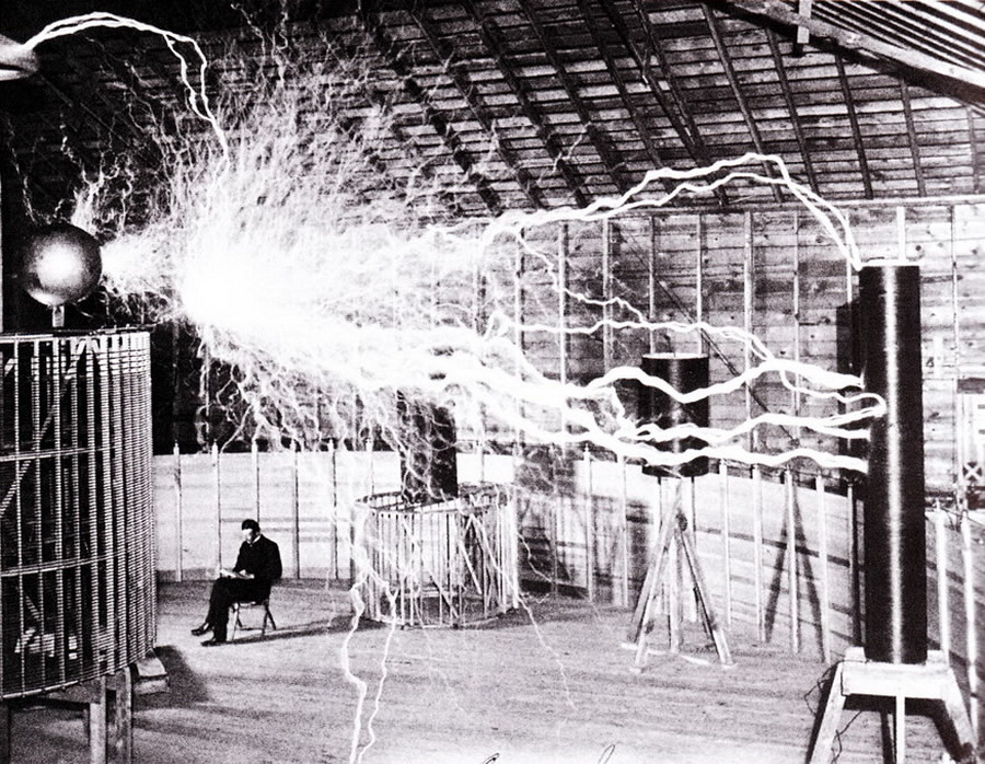 HistoryWithin's tweet photo. Tesla’s famous photo beside giant electric sparks was a double exposure. The electricity was real, but the dramatic scene was staged at his Colorado Springs lab around 1899.

#NikolaTesla #ScienceHistory #Inventions https://t.co/DhOsYkixQR