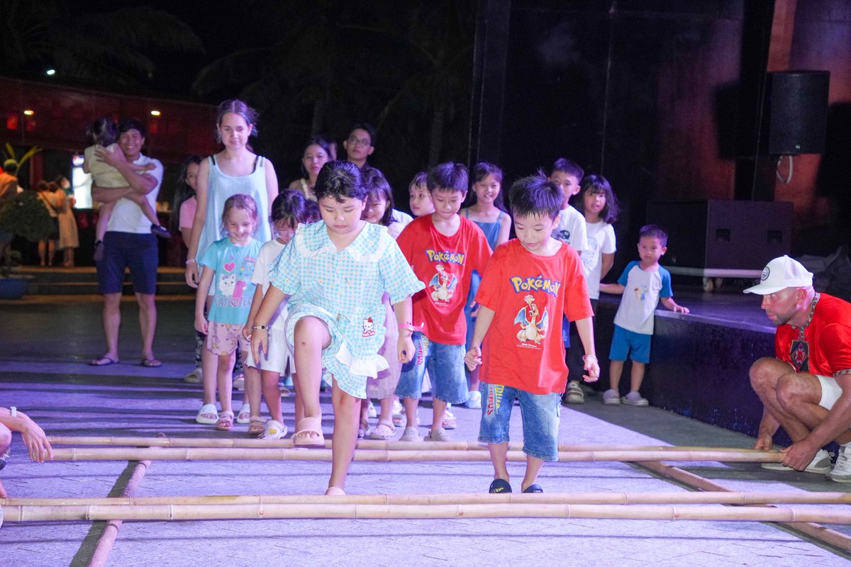 v_bonatti's tweet photo. Sân khấu Arena là điểm hẹn buổi tối sôi động cho cả gia đình với Kid’s Disco, bọt tuyết và nhiều trò chơi hấp dẫn. Bé vui hết mình, ba mẹ cùng tham gia, lưu giữ những khoảnh khắc đáng nhớ. https://t.co/iI9dpaYvSd