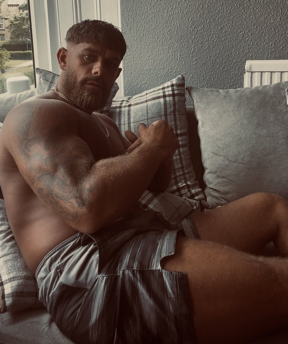 BigMasterJohn's tweet photo. About to head to the gym.

These arms and chest don’t build themselves. 

First one who covers the protein or treats me to a pizza gets priority when I’m done.

Everyone else can just watch.
https://t.co/rUgh6ARetx

#Cashmaster #Findom #AlphaCashmaster #PayPig #Muscle #Gym #Discipline #HumanATM #Tribute