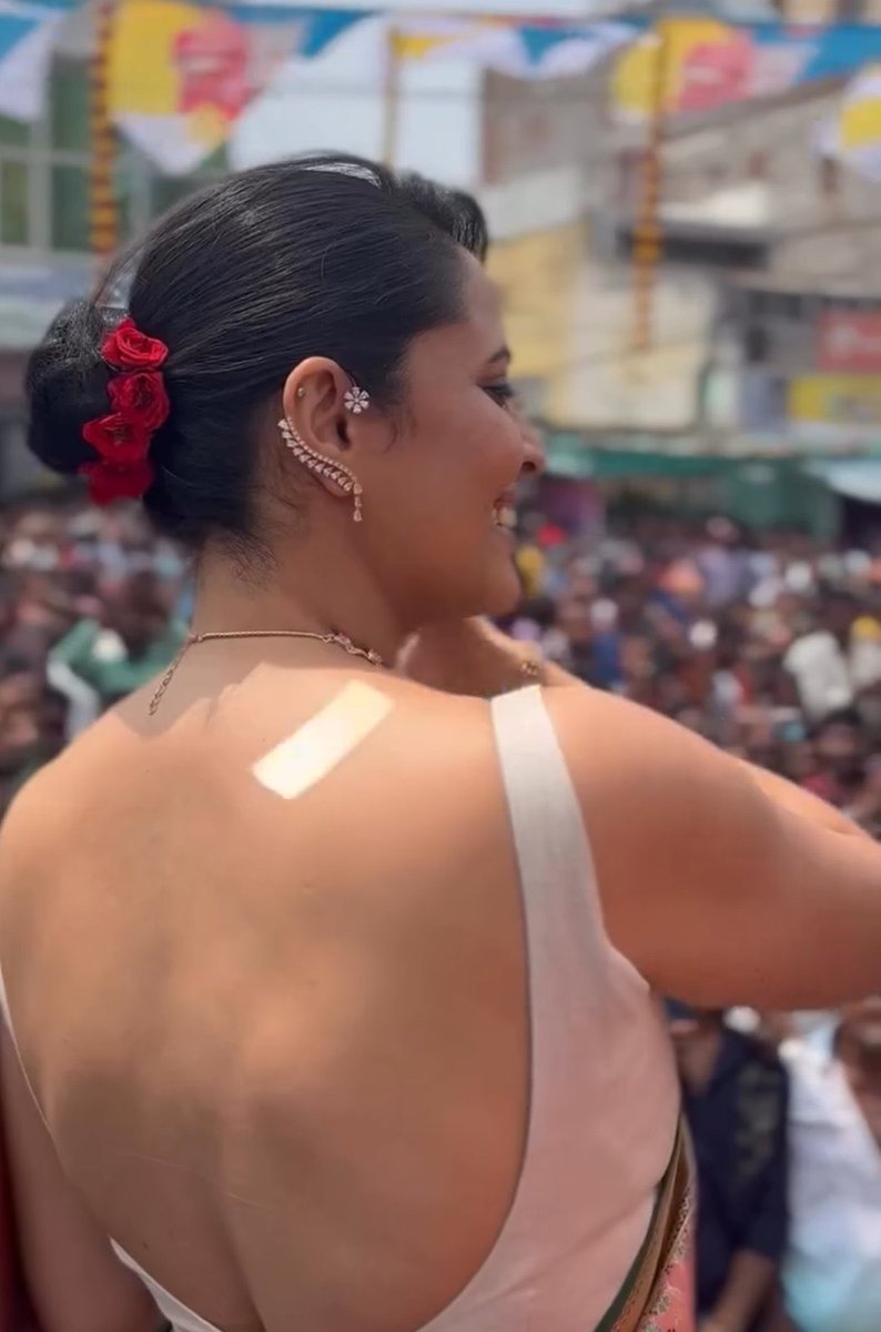 PanileniPoradu's tweet photo. Tailor evarra asalu? 🙄 https://t.co/37Tayx15kn