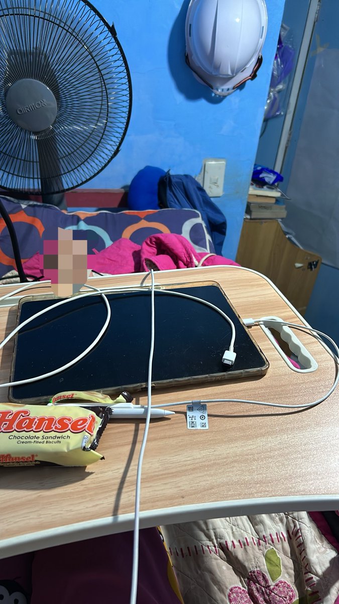 kromakopia's tweet photo. bagong set up, sa bunk bed ka mag aral para di ka makatulog agad dahil di abot sa ibabaw yung aircon ayan mag electric fan kang tamad kang hayop ka https://t.co/uYb8HGNtqN