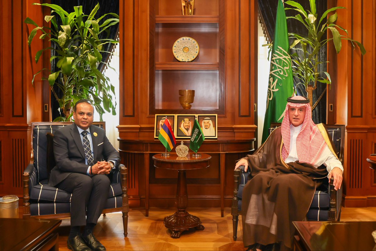 KSAMOFA's tweet photo. #الرياض | معالي وزير الدولة للشؤون الخارجية عضو مجلس الوزراء ومبعوث شؤون المناخ والمفوّض العام لإكسبو 2030 الرياض #عادل_الجبير @AdelAljubeir يستقبل معالي وزير الخارجية والتكامل الإقليمي والتجارة الدولية في موريشوس السيد دانانجاي رامفول. https://t.co/faXQPfRibX