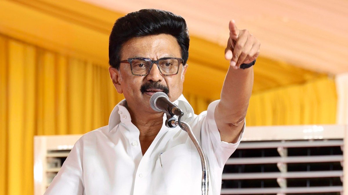 PWilsonDMK's tweet photo. 2026 தமிழ்நாடு சட்டமன்ற பொதுத்தேர்தலில், வாக்காளர் பட்டியல் சிறப்புத் தீவிர திருத்தம் (SIR)  மூலமாக தமிழக வெற்றிக் கழகம் (TVK)  வென்றது எப்படி ?

தி இந்தியன் எக்ஸ்பிரஸ் ஆங்கில நாளிதழ் வெளியிட்டுள்ள ஒரு புலனாய்வுச் செய்தி, இதுவரை வெளிச்சத்துக்கு வராத ஓர் அதிர்ச்சியூட்டும் தகவலை முதன்முறையாக வெளிப்படுத்தியுள்ளது. 

அதாவது, ERO (Electoral Registration Officer) /AERO (Assistant Electoral Registration Officer) அலுவலர்களால் ஏற்றுக்கொள்ளப்பட்டு, வாக்காளர் பட்டியலில் சேர்க்க ஒப்புதல் அளிக்கப்பட்ட வாக்காளர்களின் பெயர்களைக்கூட, டெல்லியில் இருந்தபடியே தேர்தல் ஆணையத்தின் தகவல் தொழில்நுட்பப் பிரிவு இயக்குநரும் (Director – IT), அவரது குழுவினரும் ஒரு மென்பொருள் அமைப்பின் மூலம் ரகசியமாக நீக்கக்கூடிய வகையில் தேர்தல் ஆணையம் ஒரு தொழில்நுட்ப நடைமுறையை அறிமுகப்படுத்தியிருக்கிறது என்பதுதான் அந்தச் செய்தி வெளிப்படுத்தும் தகவல்.

❌ இது முற்றிலும் முன்னெப்போதும் இல்லாத நடைமுறையாகும். வாக்காளர் பட்டியலில் பெயரைச் சேர்ப்பது அல்லது நீக்குவது தொடர்பான முடிவை எடுக்கும் இறுதி அதிகாரம் ERO-வுக்கே உரியது. தேர்தல் ஆணையத்தின் தகவல் தொழில்நுட்பப் பிரிவு இயக்குநருக்கு இந்த அதிகாரத்தை வழங்கும் எந்தச் சட்டப்பிரிவும் இல்லை.

அடிக்கடி எழுப்பப்படும் மற்றொரு கேள்வி: இத்தகைய முறைகேடுகள் நடந்திருந்தால், ஏன் புகார்கள் எழவில்லை?

இதற்குப் பல காரணங்கள் இருக்கலாம். எனக்குத் தோன்றும் முக்கியமான காரணங்கள் பின்வருமாறு:

👉 பாதிக்கப்பட்டவர்கள் பெரும்பாலும் விளிம்புநிலை மக்களாக இருக்கலாம். 

வாக்காளர் பட்டியலிலிருந்து நீக்கப்பட்டவர்களில் பெரும்பாலானோர் சமூகத்தின் விளிம்புநிலையில் உள்ள மக்களாக இருக்கக்கூடும். அவர்கள் தங்களுடைய பெயரை மீண்டும் வாக்காளர் பட்டியலில் சேர்ப்பதற்காக மேல்முறையீடு செய்வதற்கும், அதற்காகத் தொடர்ந்து அலையவும் போதிய நேரமோ, வாய்ப்போ, பொருளாதார வசதியோ இல்லாதவர்களாக இருக்கலாம்.

👉 SIR நடைமுறை அவசர அவசரமாக நடத்தப்பட்டது என்பதை நினைவில் கொள்ளுங்கள். 

வாக்காளர் பட்டியலின் இறுதிப் பட்டியல் வெளியிடப்பட்ட பிறகு, யாருடைய பெயர்கள் நீக்கப்பட்டுள்ளன, எதற்காக நீக்கப்பட்டுள்ளன என்பதைச் சரிபார்ப்பதற்குக்கூட போதிய அவகாசம் வழங்கப்படவில்லை.

👉 பலருடைய பெயர்கள் சேர்க்கப்படாததற்கான காரணங்களே தெரிவிக்கப்படவில்லை. 

பல சந்தர்ப்பங்களில், விண்ணப்பித்தவர்களின் பெயர்கள் வாக்காளர் பட்டியலில் ஏன் சேர்க்கப்படவில்லை என்பதற்கான காரணங்கள் கூட அவர்களுக்குத் தெரிவிக்கப்படவில்லை.

இத்தகைய சூழ்நிலையில், 
வாக்காளர் பட்டியல் திருத்தத்தில் முறைகேடுகள் நடந்ததாகக் கூறப்படும் குற்றச்சாட்டுகள் தொடர்பாக கிரிமினல் வழக்கினை பதிவு செய்து, அதனை உச்சநீதிமன்றத்தின் நேரடி கண்காணிப்பின் கீழ் சிறப்பு புலனாய்வுக்குழு அமைத்து விசாரணை நடத்தப்பட வேண்டும்.

வாக்குரிமை என்பது யாரும் - யாருக்கும் வழங்கும் சலுகை அல்ல. அது ஜனநாயகத்தில் அரசியலமைப்புச் சட்டம் குடிமக்களுக்கு வழங்கியுள்ள அடிப்படை உரிமை.

அத்தகைய உரிமையையும் -  ஜனநாயகத்தின் மீதான மக்களின் நம்பிக்கையையும் காப்பது தேர்தல் ஆணையத்தின் கடமை. 

மாறாக, தலைமைத் தேர்தல் ஆணையர் திரு. ஞானேஷ் குமார் தலைமையில் தேர்தல் ஆணையமானது மக்கள் விரோத சக்தியாக மாறியிருக்கிறது. 

இதன் காரணமாக, 2026 பொதுத்தேர்தலில் எங்கள்  கழகத்தலைவர் - திராவிட மாடல் நாயகர் தளபதியார் மாண்புமிகு திரு.மு.க.ஸ்டாலின் அவர்களின் வெற்றி வாய்ப்பு திட்டமிட்டு பறிக்கப்பட்டிருக்கிறது.

2021 ல் நடந்த சட்டமன்ற பொதுத்தேர்தலில், கொளத்தூர் தொகுதியில் மாண்புமிகு தலைவர் திரு.மு.க.ஸ்டாலின் @mkstalin அவர்கள் 70,384 வாக்குகள் வித்தியாசத்தில் மகத்தான வெற்றியைப் பெற்றிருந்தார். 

ஆனால், 2025-ஆம் ஆண்டு மேற்கொள்ளப்பட்ட வாக்காளர் பட்டியல் சிறப்புத் தீவிரத் திருத்தத்திற்குப் (SIR) பிறகு, கொளத்தூர் தொகுதியின் வாக்காளர் எண்ணிக்கையில் @ECISVEEP திட்டமிட்ட படி பெரும் சரிவு ஏற்பட்டிருந்தது. 

ஆம்.. ஏறத்தாழ டிசம்பர் 2025 வரை 1,03,812 வாக்காளர்கள் கொளத்தூர் தொகுதியில் இருந்து நீக்கப்பட்டனர். 
நீக்கப்பட்ட வாக்காளர்கள் யார்.. ஏன் எதற்காக அதிகமாக நீக்கப்பட்டார்கள் என்பது போன்ற கேள்விகளுக்கு தேர்தல் ஆணையம் எந்தவொரு வெளிப்படையான பதிலையும் வழங்கவில்லை. 

இப்பொழுது தெரிகிறதா? தமிழ்நாட்டில் தவெக ஒன்றும் மக்களின் ஏகோபித்த ஆதரவுடன் வெற்றி பெறவில்லை.. ஜனநாயக விரோத சக்திகளின் சூழ்ச்சிக்கு வாக்காளர்கள் பலிகடா ஆக்கப்படிருக்கிறார்கள் என்பதே நிதர்சனமான உண்மை!
@Udhaystalin @arivalayam @DMKITwing @dmk_youthwing