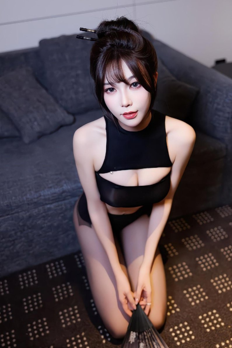 efsanerdanaci's tweet photo. 已经跪好了，嘴巴张开等着你。
把鸡巴塞进来吧，想捅多深都行，射在舌头上还是脸上都可以，我都会乖乖舔干净。
#身材 #奶子 #胸 #丝袜 #黑丝 #臀 #BBW https://t.co/zbO7igsPYK