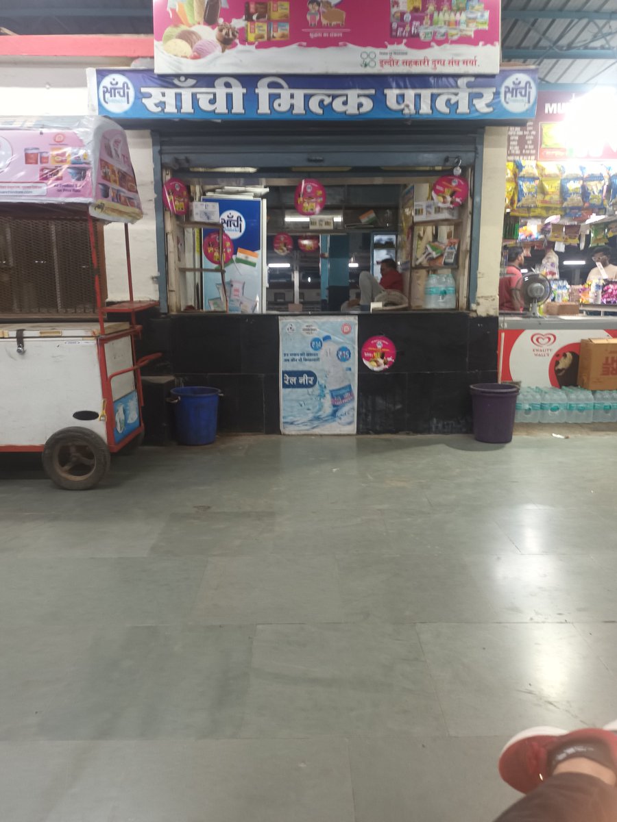 sanjayibafna's tweet photo. @IRCTCofficial मेरा टिकट 13201 में है खंडवा स्टेशन के सांची मिल्क सेंटर में रेलनीर की जगह oxymore रुपए 20 में बेच रहे, जब रेलनीर मांगा तो कहा कि आगे से आपूर्ति नही हो रही है पूरे स्टेशन पर।

कृपया संज्ञान ले।रेल नीर की स्टेशन पर आपूर्ति बनाए। https://t.co/wCMVAYYFLQ