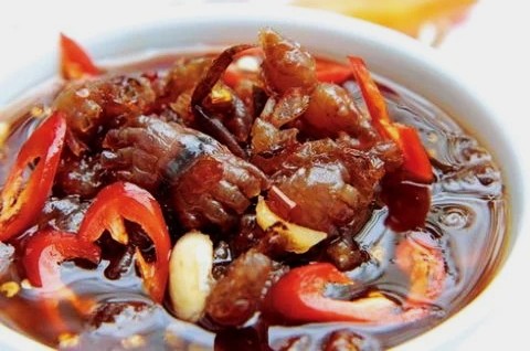 QagMe0's tweet photo. Đặc sản Bến Tre - Mắm còng Giồng Trôm.

Cách làm: còng rửa sạch, quật cho nhả bùn rồi đâm nát, ướp muối, tỏi, ớt và rượu trắng. Cho vào hũ đem phơi nắng vài tuần cho lên men tự nhiên.

Hương vị: mắm còng có màu đỏ sẫm đặc trưng, vị đậm đà mặn mòi, thơm nức mùi tỏi ớt quyện cùng vị béo bùi.

Cách ăn: giã thêm tỏi, ớt, đường, vắt nhiều chanh cho chua ngọt vừa vị. Dùng chấm thịt luộc, bún, bánh hỏi hoặc vắt ăn kèm chuối chát, khế chua và rau sống.

Góc nhìn: Đặc sản của vùng đất Giồng Trôm. Tuy là món ăn dân dã gắn liền với đồng ruộng nhưng cách chế biến lại rất kỳ công.

Mọi người đã nghe tên mắm này bao giờ chưa?