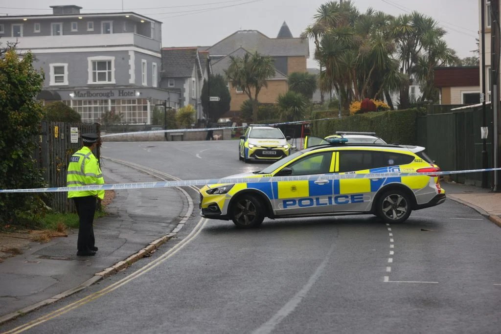Alexandr4Denman's tweet photo. Police have cordoned off Palmerston Road , Shanklin Isle of Wight following a suspected stabbing this afternoon .
Details are at the moment limited but its understood someone has injuries to their hand 
The Isle of Wight is a small peaceful holiday place and has rarely seen crime but now it seems to have spread over the mainland and its very sad to see , nowhere seems safe in Britain at the moment and the government is to blame even though circumstances are at the moment vague we all know the pattern dont we!