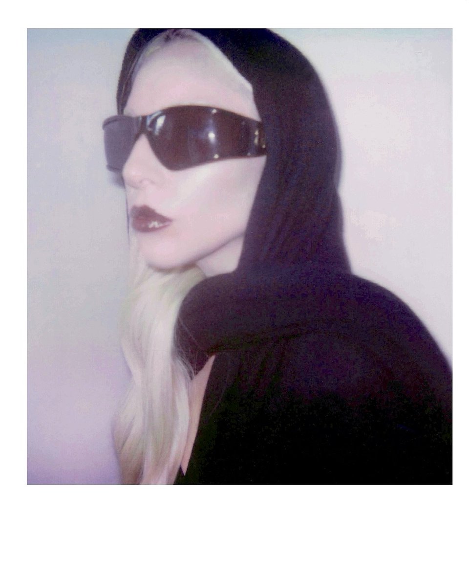 LGMonsterBlog's tweet photo. Nuevas fotos de Lady Gaga para Haus Labs. https://t.co/tuPVQZRECB