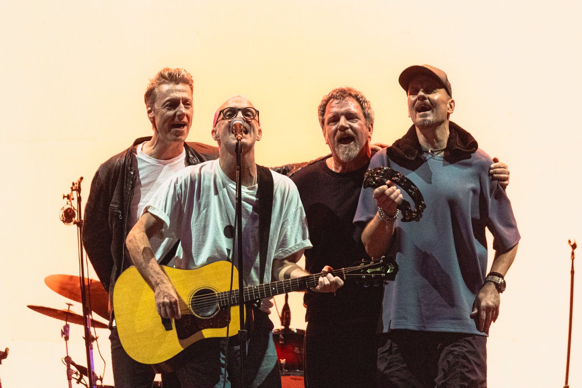 TravisBand's tweet photo. It feels so good to be back in Mexico, thanks for having us @PulsoGNP. It was an amazing night and Fran debuted something new too 💖 

There's just a few tickets left for our show at Pepsi Center, Mexico on Wednesday 14th October. Buy now at the link and we'll see you there for a great night!  https://t.co/tl3L3Gxtdd 

📸 Arantxa Alvardo