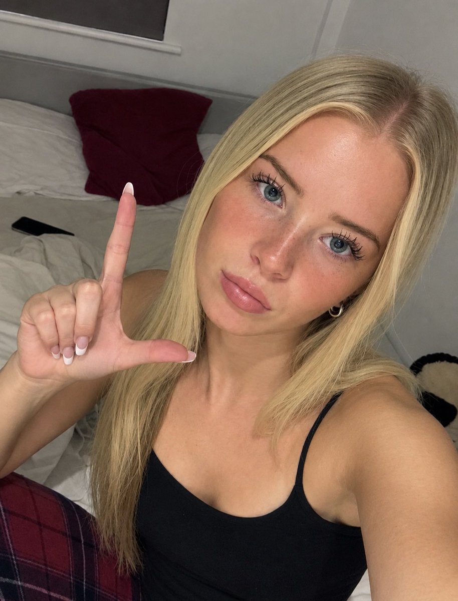 princess__islaa's tweet photo. Good luck resisting an 18 year old brat like me🤍🐷 get to sending simps I want first day to be 3 digits😋 https://t.co/nEIZfSYvzP