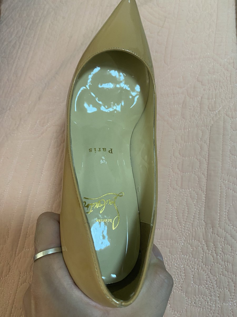 jackgalager's tweet photo. 同好老婆的骚鞋，寄来做深度保养

同好还自备紫光灯检查战果，鞋子现已被女主穿上

感谢同好们的支持与信任，需要寄射的随时私信，010地区可上门打胶

#打胶 #鞋子保养 ＃精液保养 ＃绿帽 ＃原味 ＃出卖 ＃身边人 ＃射鞋 ＃原味 https://t.co/Cpx9ERFArz
