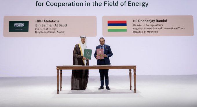 Nuclab's tweet photo. رسميًا 🟢 || وقّعت المملكة 🇸🇦 أربع مذكرات تفاهم مع منغوليا وتنزانيا وقبرص وموريشيوس لتعزيز التعاون في قطاعات الطاقة، تشمل:

🇲🇳 منغوليا: النفط والغاز والتكرير والبتروكيميائيات والكهرباء والربط الكهربائي والطاقة المتجددة وتخزين الطاقة، والذكاء الاصطناعي والأمن السيبراني وسلاسل الإمداد ومشروعات الكهرباء.

🇹🇿 تنزانيا: إمدادات المنتجات البترولية المكررة، واستكشاف فرص الغاز الطبيعي المسال والبتروكيميائيات، والكهرباء والطاقة المتجددة، والبنية التحتية للنقل والوقود وحلول الطهي النظيف.

🇨🇾 قبرص: النفط والغاز والتكرير والبتروكيميائيات والكهرباء والهيدروجين النظيف والطاقة المتجددة وتخزين الطاقة، والأمن السيبراني وتطوير البنية التحتية للطاقة.

🇲🇺 موريشيوس: النفط والغاز والتكرير والبتروكيميائيات والكهرباء والهيدروجين النظيف والطاقة المتجددة وتخزين الطاقة، والتحول الرقمي وتطوير البنية التحتية للوصول إلى الطاقة.