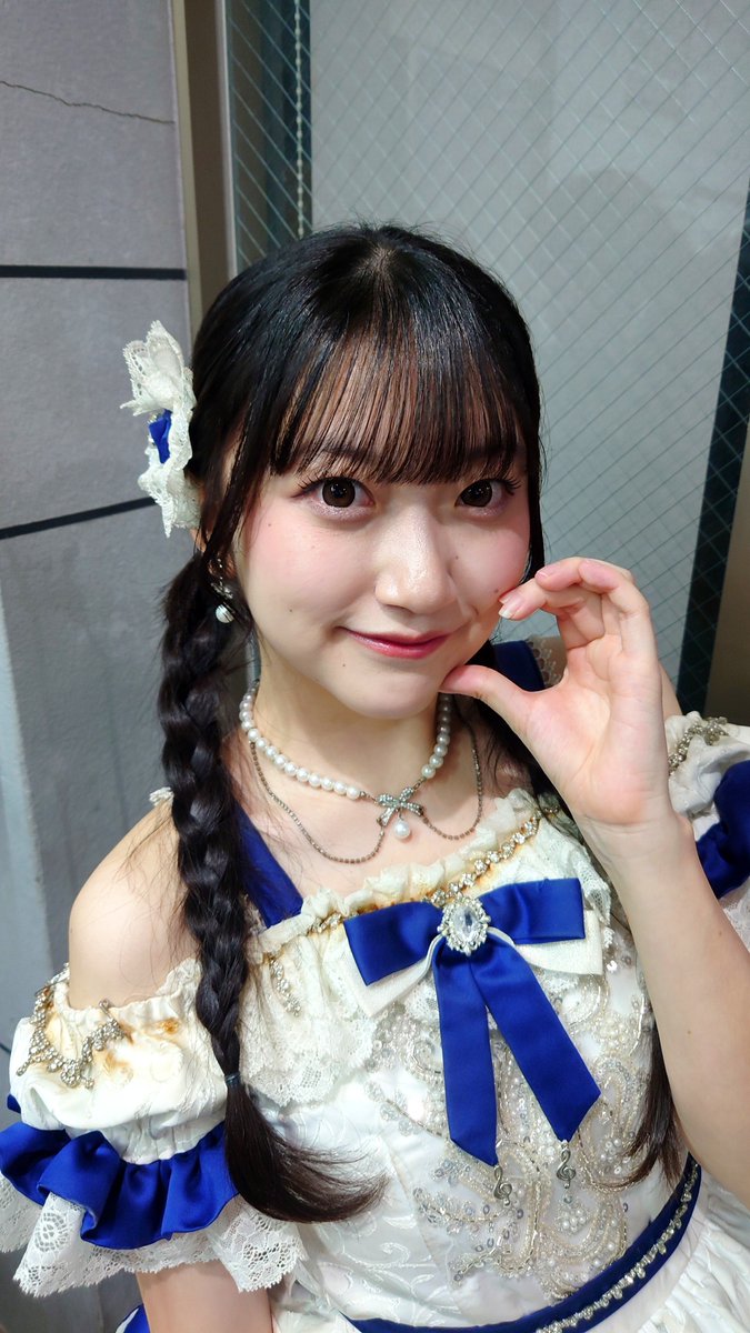 923RTLove's tweet photo. #ストプレ #綾瀬朱里 さん

色々お話しした後

綾「で誰推しなの？」
行「箱推しなんですけど…なんかチケ買う時メンバー選ばなきゃで…あのぉ神咲さんを…」
綾「やっぱり！ライブの時赤色振ってたもんね😡」
行「いやマジで6色振りたいんですよ…」

綾瀬さん癒し系だと思ってたらガン詰めされてて😇 https://t.co/0DV36Gu7Gq