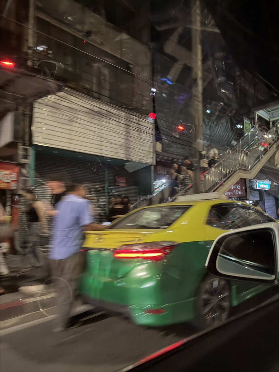 knownwhere's tweet photo. ถนนหน้าราชมัง คอนเลิก รถติดมาก แต่แท็กซี่คันนี้เลือกที่จะจอดริมถนนเฉยๆ รอผู้โดยสาร ละเอาทะเบียนหลังออกด้วยนะ 1มข6155 คือติดเพราะรถมึงคันเดียวเลยเนี่ย จิตสำนึกอยู่ไหน

#AfterHoursTilDawnTourBKK
#TheWeekndBKK
#Theweekndliveinbangkok https://t.co/Z7ERptEiPj