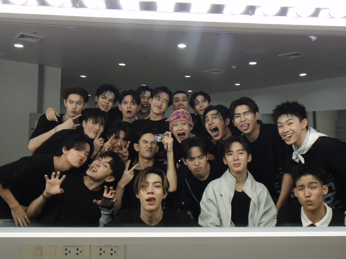 macsirii's tweet photo. forever my plus 20 🤎 โชคดีแค่ไหนที่ได้เจอพวกแกทั้งหมด 

(+ @VNopparoot หายไวๆนะอ้วน🫂)

#projectalphanewclan #happeningstagespecial #gmmtv https://t.co/S7gpFsYwRz