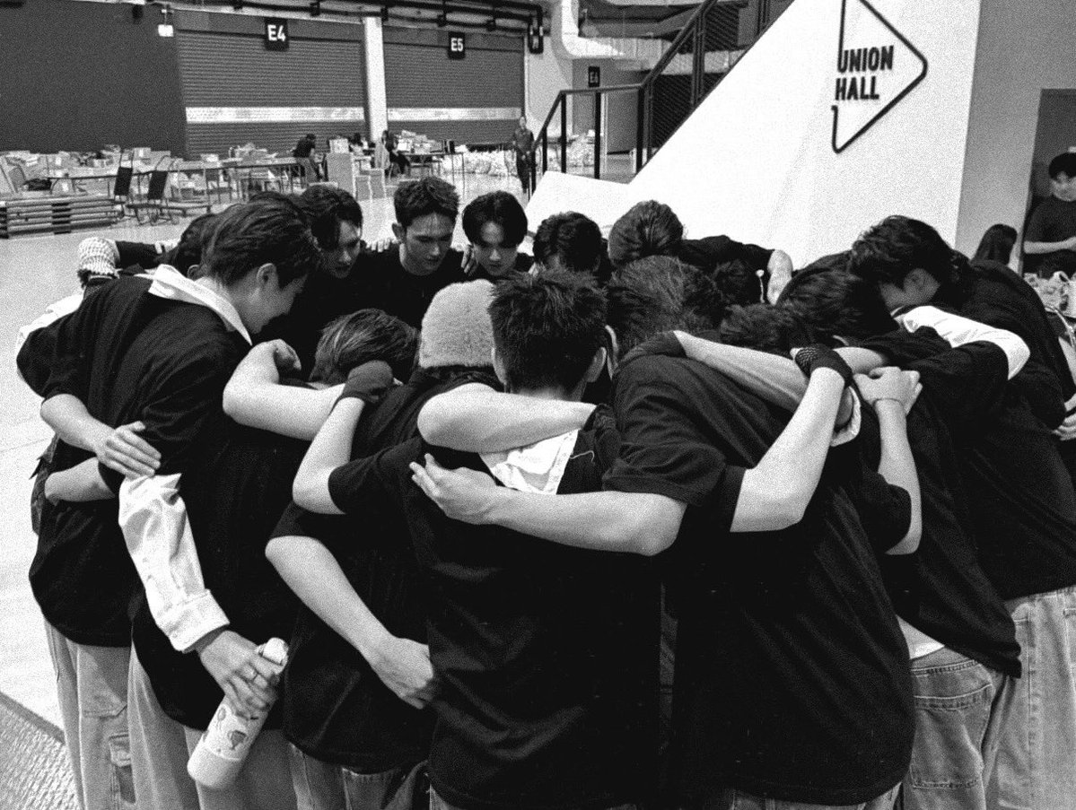 macsirii's tweet photo. forever my plus 20 🤎 โชคดีแค่ไหนที่ได้เจอพวกแกทั้งหมด 

(+ @VNopparoot หายไวๆนะอ้วน🫂)

#projectalphanewclan #happeningstagespecial #gmmtv https://t.co/S7gpFsYwRz