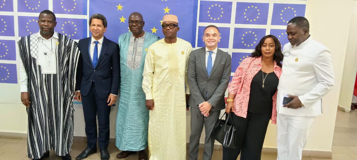 UEenguinee's tweet photo. 🇬🇳🤝🇪🇺L’Ambassadeur de l’UE, @XavierSticker, a reçu une délégation du groupe parlementaire « Alliance Patriotique », conduite par Abdoulaye Kourouma. Au menu : processus démocratique, droits humains, jeunesse, emploi et diplomatie parlementaire en Guinée🇬🇳. https://t.co/8b2KVH9BjC