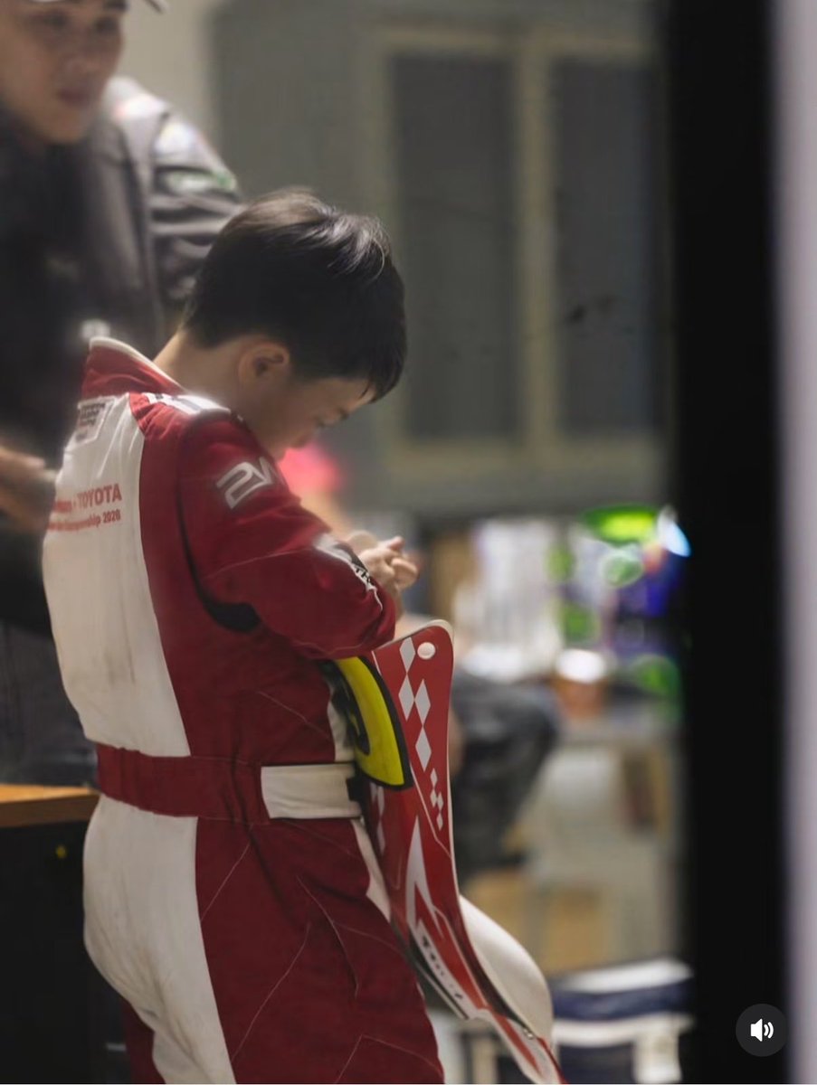 SSMooMoo's tweet photo. กำลังใจจากป้าเจี๊ยบและน้องสาวอยู่ไม่ห่างเลย รอขึ้นโพเดียมแต่ไม่ได้ขึ้น ตอนแรกเห็นภาพที่แม่ชมลงก็ไม่เข้าใจนะว่ายุจะถือโครงเลขเบอร์69ไปทำไม พอเห็นภาพรวมแล้วเข้าใจเลยอ่ะว่ามันคือชัยชนะคือความภาคภูมิใจ 69 เก่งมาก

#saveพายุ #พายุ #แม่ชม https://t.co/Fv3Kz7KPLN
