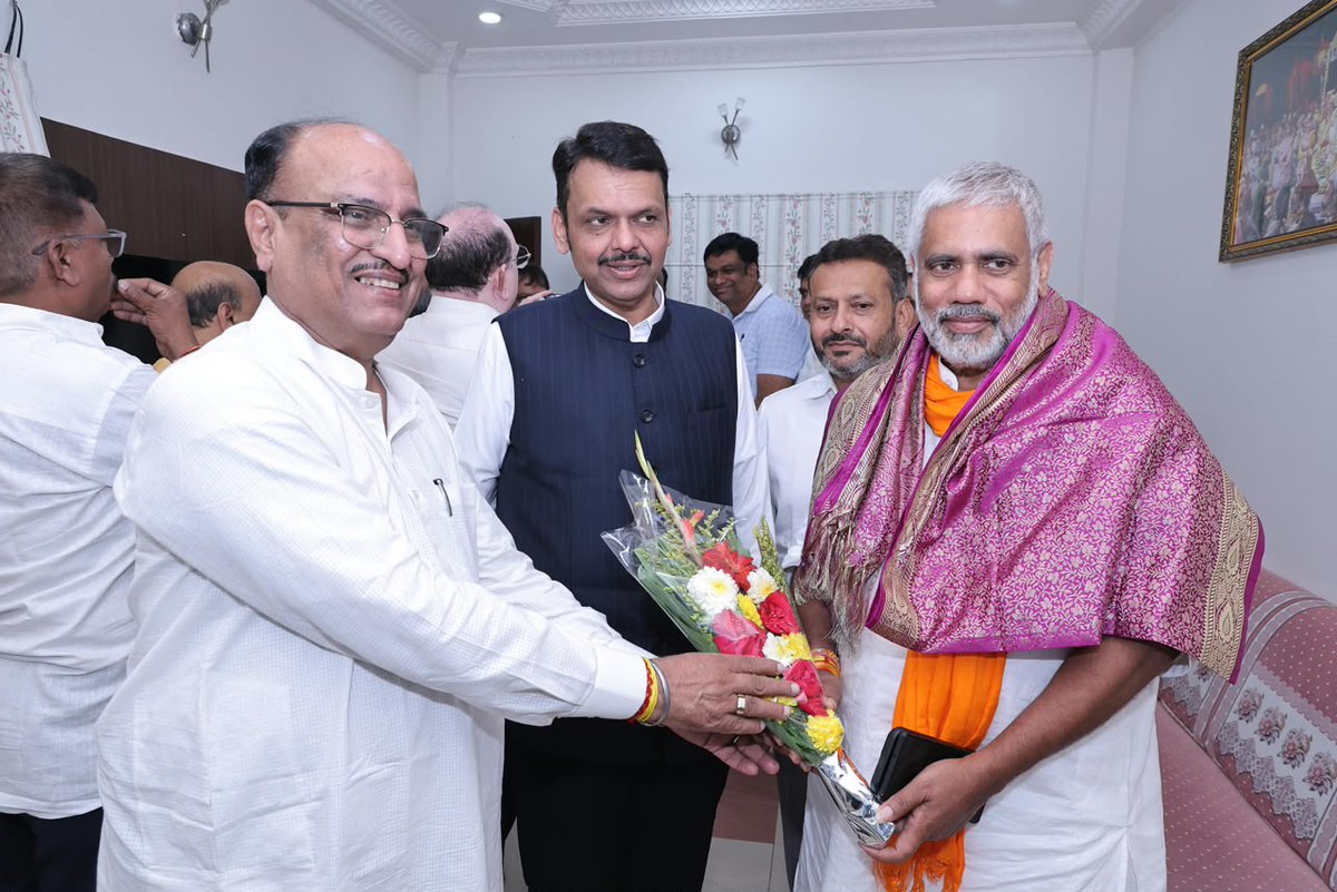 cbawankule's tweet photo. भारतीय जनता पार्टीचे ज्येष्ठ नेते व माजी आमदार श्री. @AnilSole1 जी यांची मुख्यमंत्री मा. @Dev_Fadnavis जी यांच्या समवेत भेट घेतली. यावेळी सर्व विषयांवर अत्यंत सकारात्मक चर्चा झाली.

या चर्चेनंतर अनिलजी सोले यांनी नागपूर विभाग पदवीधर मतदारसंघ निवडणुकीतून आपली उमेदवारी मागे  घेत भाजपा-महायुतीचे अधिकृत उमेदवार श्री. @SVKohale जी यांना आपला पाठिंबा दिला तसेच त्यांच्या विजयासाठी संपूर्ण ताकदीनिशी प्रयत्न करण्याचा निर्धार व्यक्त केला. या सकारात्मक भूमिकेबद्दल अनिलजींचे मनःपूर्वक आभार!

याप्रसंगी भाजपा प्रदेश सह संघटन मंत्री सतीश जी धोंड, भाजपा विदर्भ संघटनमंत्री डॉ. @KothekarUpendra जी, भाजपा प्रदेश सरचिटणीस माजी मंत्री आ. @DrSanjayKute जी आदी मान्यवर उपस्थित होते.

@BJP4India @PMOIndia @BJP4Maharashtra @CMOMaharashtra
#BJP #Maharashtra #Nagpur #NagpurGraduateConstituency #ChandrashekharBawankule