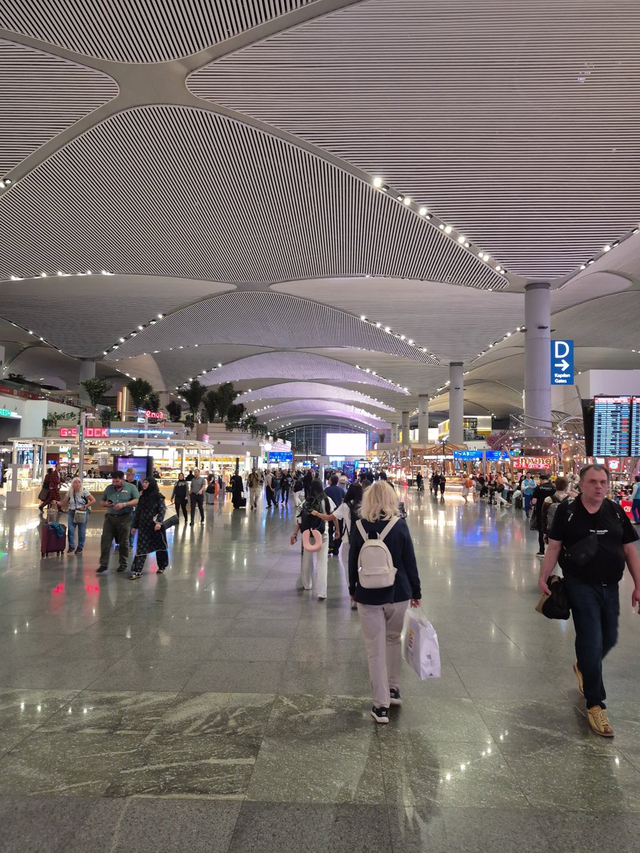 sainedecrime's tweet photo. Aéroport Istanbul  🇹🇷 #Transit #LesWakances https://t.co/nUxj6cILMa