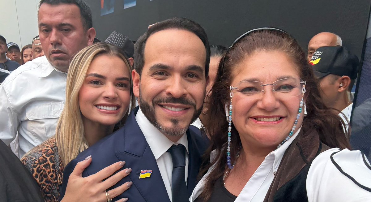 loretvcomunita's tweet photo. .@ABDELAESPRIELLA Tuve el honor de conocer a Ana Lu Pineda, la señora de nuestro presidente @ABDELAESPRIELLA durante la entrega de firmas. Ella misma me ayudó a tomar esta foto. En nuestro segundo encuentro ya se sabía mi nombre y siempre ha sido muy especial conmigo y con el trabajo que realizo.

Como se lo he dicho a ella, he tenido la oportunidad de conocer a muchas primeras damas y, con el cariño y el respeto que le tengo a las demás, puedo decir que Ana Lu Pineda es la única que, con acciones y a un nivel único, ha combinado inteligencia, amor y trabajo. Siempre demostrando 
con hechos que nunca me equivoqué al volcarme, yo y los míos, en apoyar esta causa que hoy nos tiene en la Patria Milagro.

Esos personajes que hablan desde el dolor y el resentimiento no tienen cabida en un país que lo está dando todo, bajo el liderazgo de nuestro gobierno. 

Pido a Dios fortaleza para seguir apoyando con todo lo que puedo a nuestro Presidente, a nuestro equipo de Gobierno, a nuestra Primera Dama y, en especial, a las @TigresasColOfi 

Sabemos que no es fácil, pero a los miserables que aplauden al ruin de @Matador000 los venceremos en el campo del compromiso y el trabajo sin pausa.

¡Seguimos! ¡Esto es solo el comienzo! ¡Bienvenidos a la Patria! ¡Viva Cristo Rey!