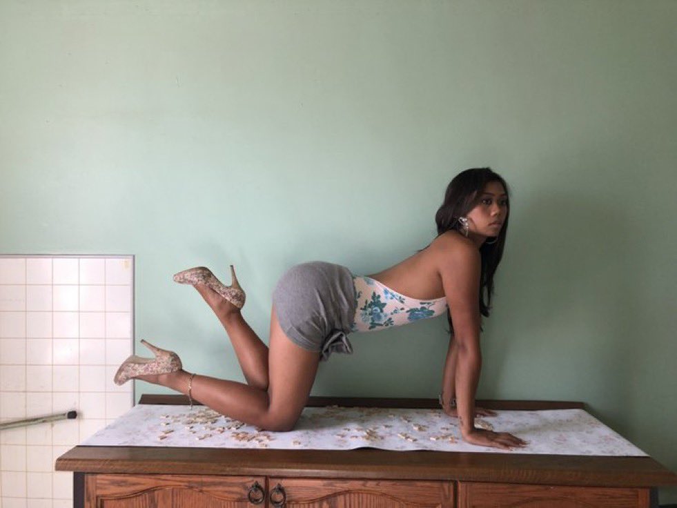 s4ynow's tweet photo. and the fact that she ate first is crazy https://t.co/j5CYXFNSIV