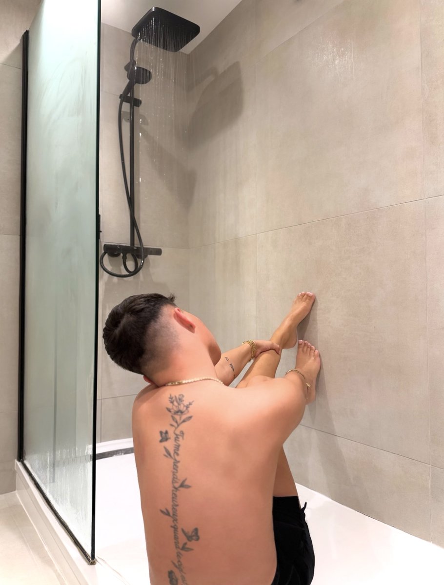 connorluxeex's tweet photo. would you join a twink in the shower?🫧 https://t.co/WhLFmVGUfA