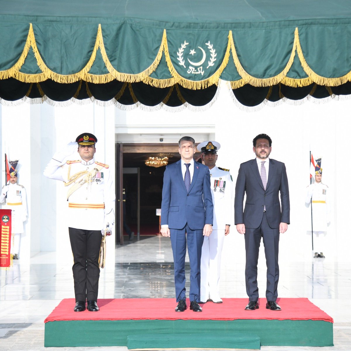 AzEmbPak's tweet photo. Ambassador of the Republic of #Azerbaijan🇦🇿 to the Islamic Republic of #Pakistan🇵🇰, H.E. Mr. Irfan Davudov @IrfanDavudov presented the Letter of Credentials to H.E Mr. Asif Ali Zardari (@PresOfPakistan ), Honorable President of the Islamic Republic of Pakistan https://t.co/iIlS72RmoJ