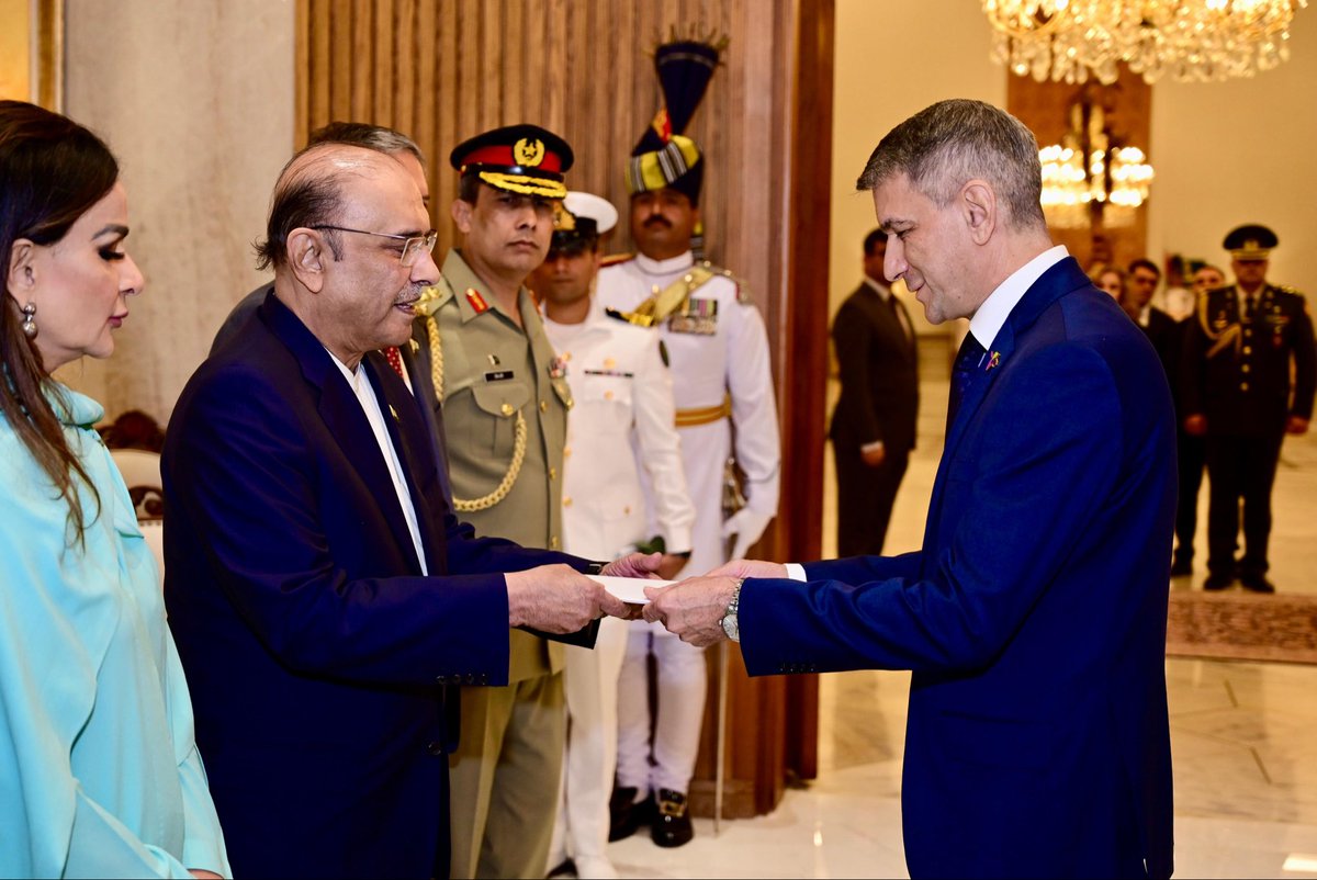 AzEmbPak's tweet photo. Ambassador of the Republic of #Azerbaijan🇦🇿 to the Islamic Republic of #Pakistan🇵🇰, H.E. Mr. Irfan Davudov @IrfanDavudov presented the Letter of Credentials to H.E Mr. Asif Ali Zardari (@PresOfPakistan ), Honorable President of the Islamic Republic of Pakistan https://t.co/iIlS72RmoJ