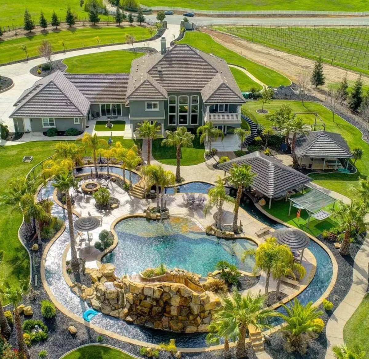 richtigteuerde's tweet photo. Luxusresort im eigenen Garten: Lagunenpool, Palmen und ein Anwesen, das eher wie ein privates Hotel wirkt #Luxusvilla #LuxuryEstate #PoolDesign #ResortLiving #DreamHome #LuxuryLifestyle #Luxusleben https://t.co/EqQryn3fWx